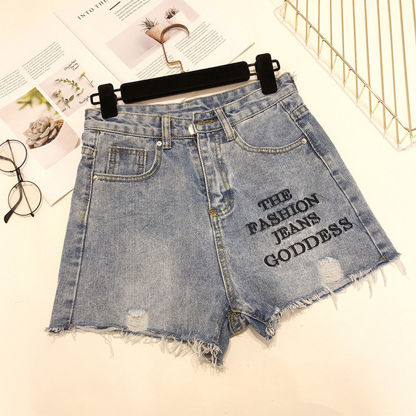 Ежедневни дамски къси панталони с надпис и разкъсани мотиви 