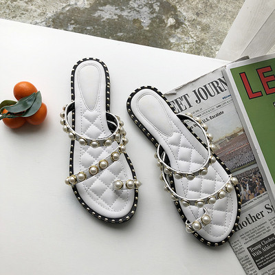 Modern női papucs fekete-fehér gyöngyökkel