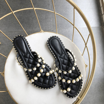 Modern női papucs fekete-fehér gyöngyökkel