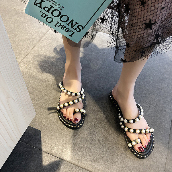 Modern női papucs fekete-fehér gyöngyökkel