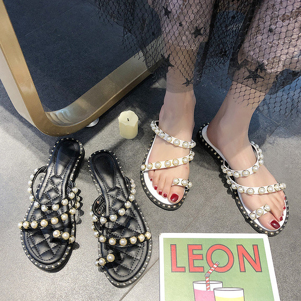 Modern női papucs fekete-fehér gyöngyökkel