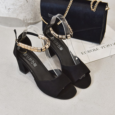 Stílusos női szandál fém díszítéssel és vastag sarokkal, három színben