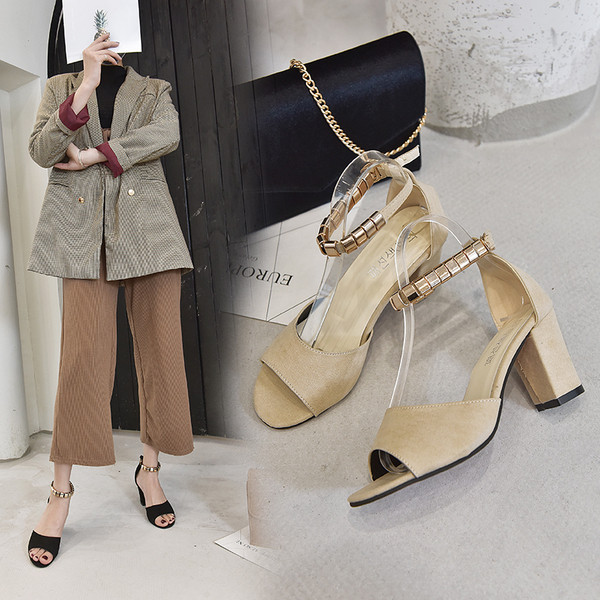 Stílusos női szandál fém díszítéssel és vastag sarokkal, három színben