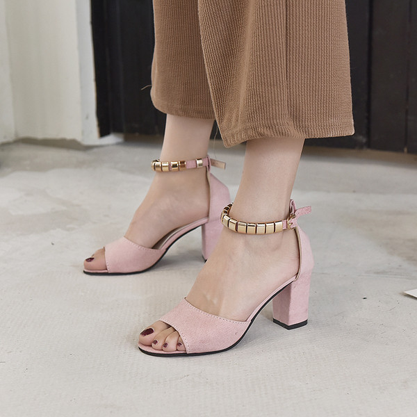 Stílusos női szandál fém díszítéssel és vastag sarokkal, három színben