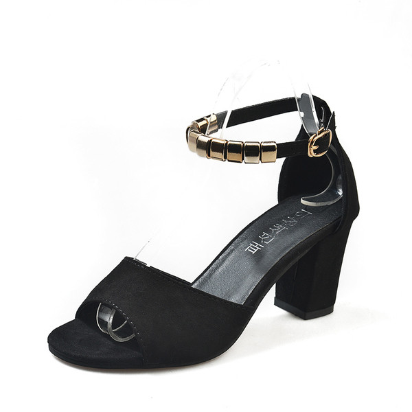 Stílusos női szandál fém díszítéssel és vastag sarokkal, három színben