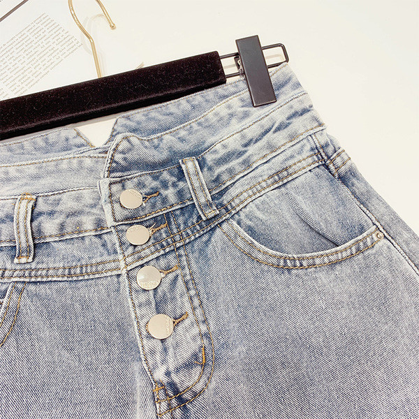 Modern női rövid farmernadrág magas derékkal és gombokkal