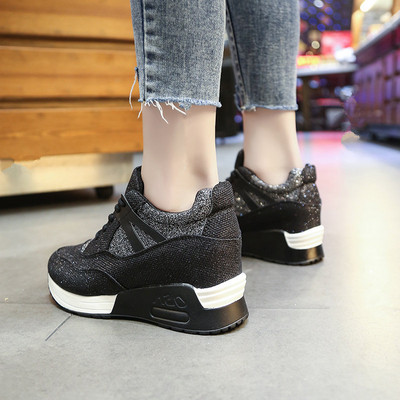 Modern női tornacipő fényes hatással fekete és szürke színben