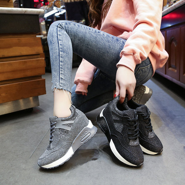 Modern női tornacipő fényes hatással fekete és szürke színben