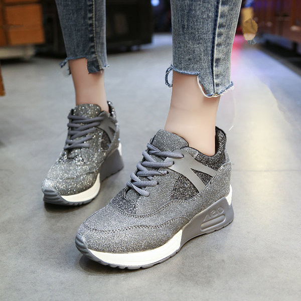 Modern női tornacipő fényes hatással fekete és szürke színben