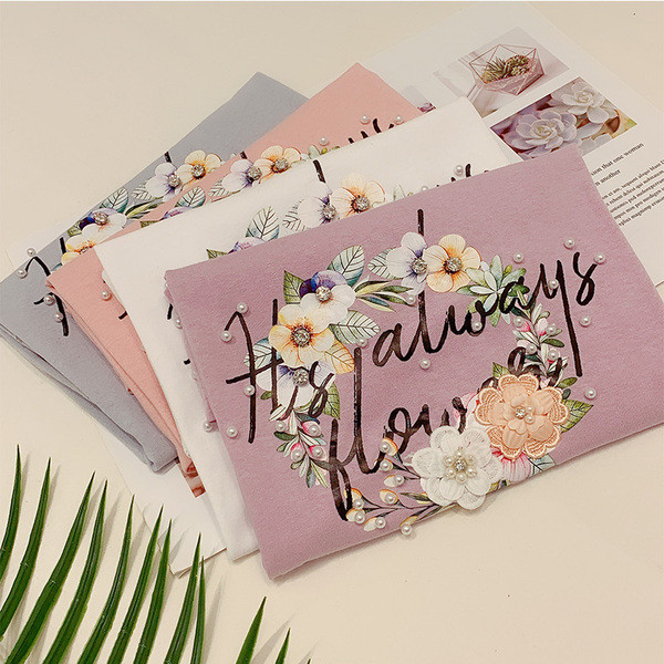 Női póló rövid ujjú felirattal és 3D elemes virágokkal