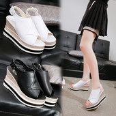 Öko bőrből készült női szandál fekete-fehér platformmal