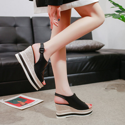 Öko bőrből készült női szandál fekete-fehér platformmal