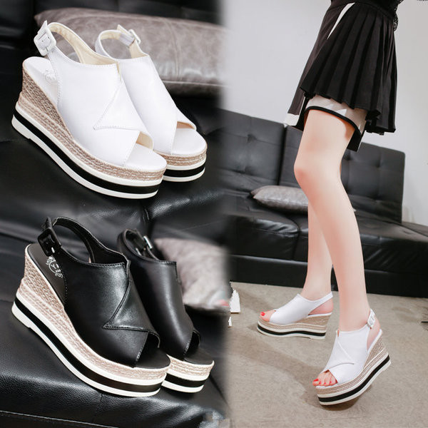 Öko bőrből készült női szandál fekete-fehér platformmal