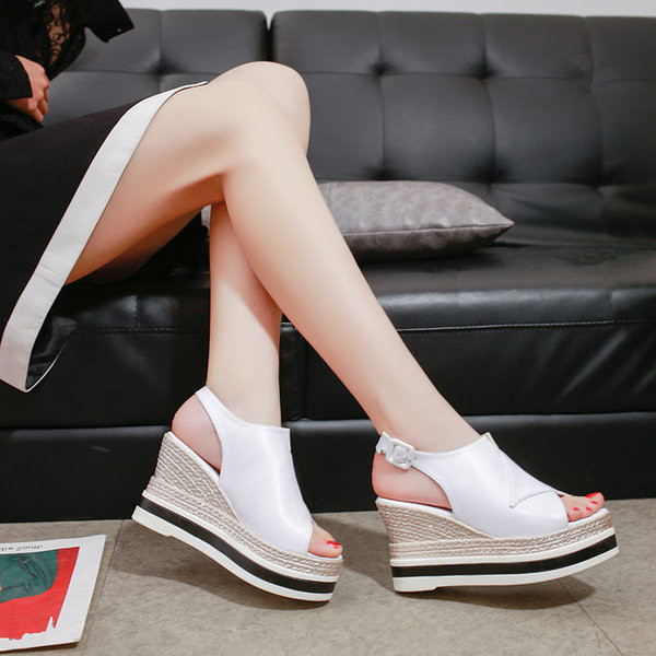 Öko bőrből készült női szandál fekete-fehér platformmal