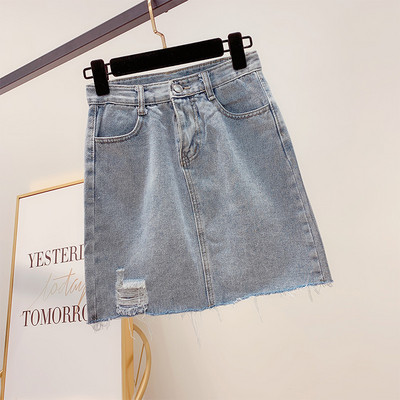 Modern női farmerszoknya szakadt motívumokkal