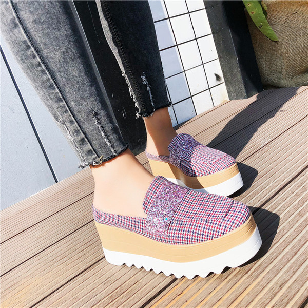 Tavaszi női mokaszinok platformpal több színben