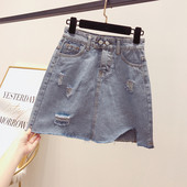 Modern női szoknya szakadt motívumokkal