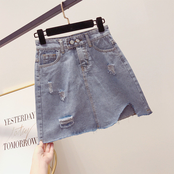 Modern női szoknya szakadt motívumokkal