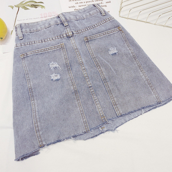 Modern női szoknya szakadt motívumokkal