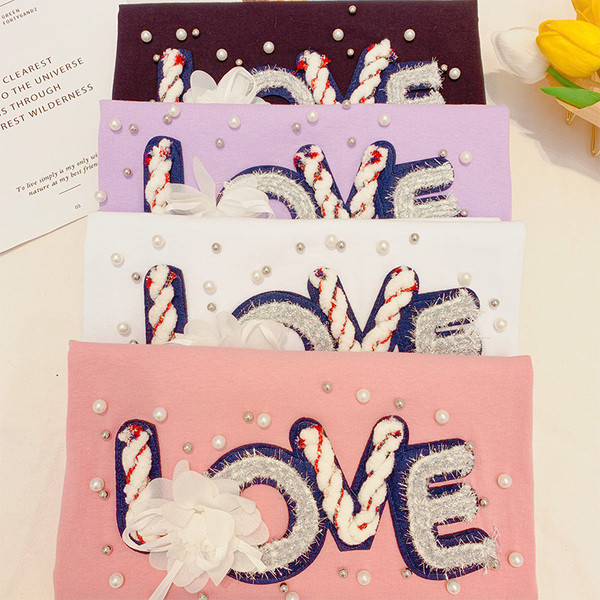 Női póló felirattal és 3D elemmel