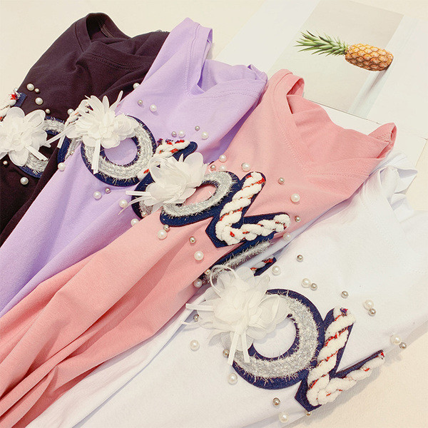 Női póló felirattal és 3D elemmel