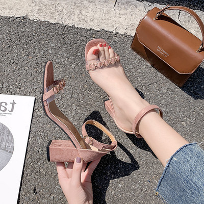 Stílusos női szandál vastag sarkú öko velúrból, többféle színben