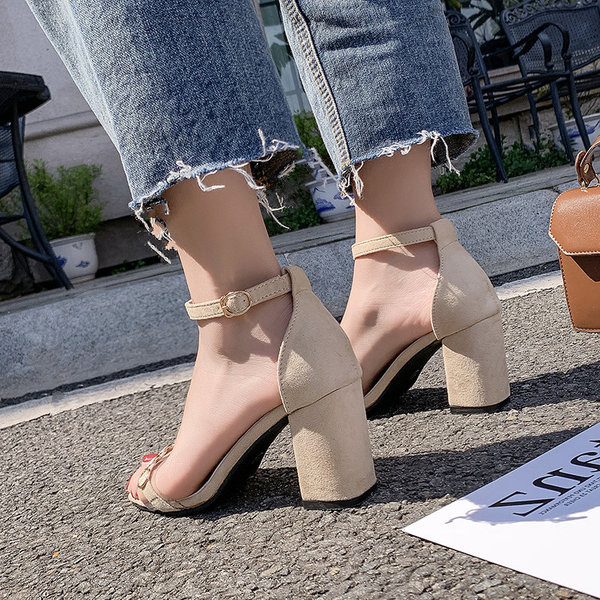 Stílusos női szandál vastag sarkú öko velúrból, többféle színben