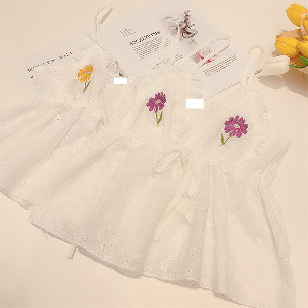 Női felső, hímzéssel és V-nyakkal