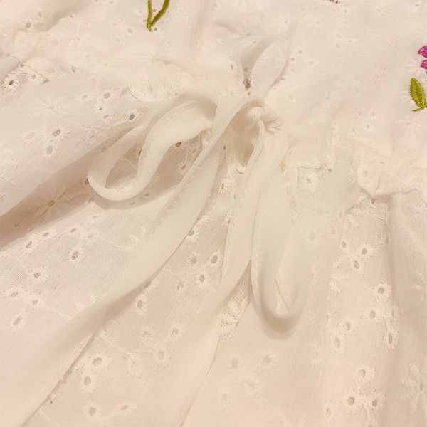 Női felső, hímzéssel és V-nyakkal