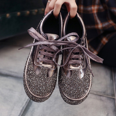 Fényes, fűzős női tornacipő több színben