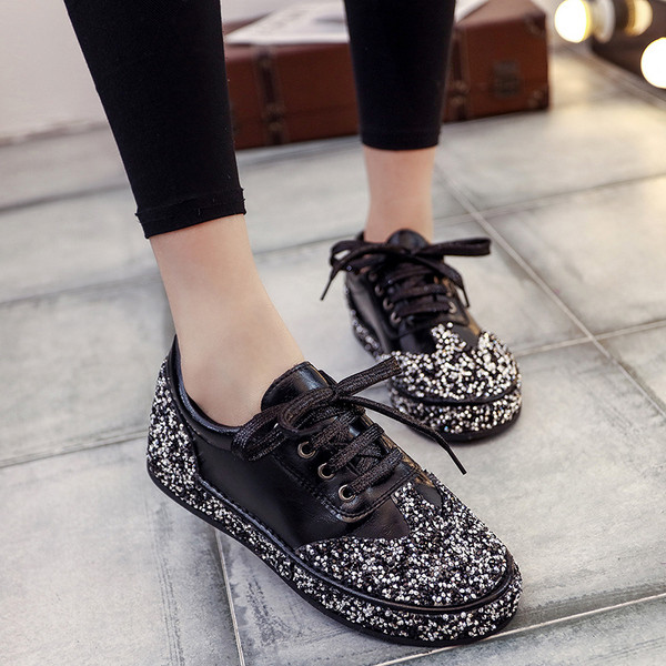 Fényes, fűzős női tornacipő több színben