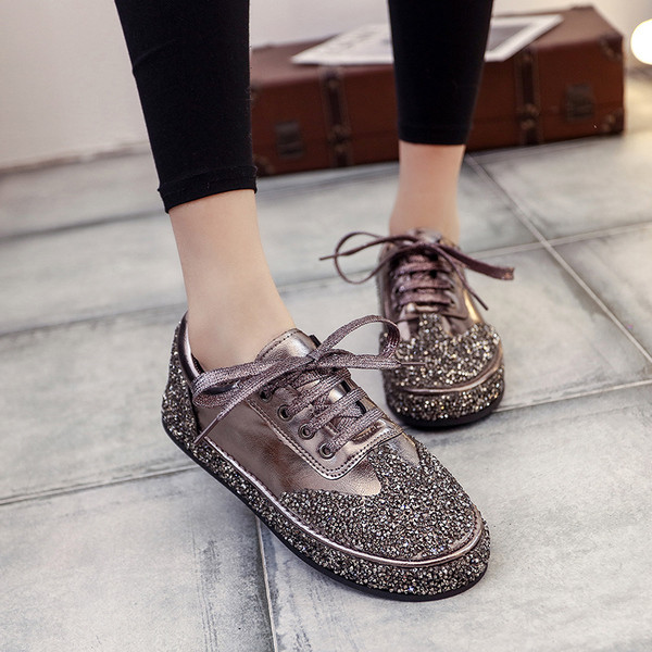 Fényes, fűzős női tornacipő több színben