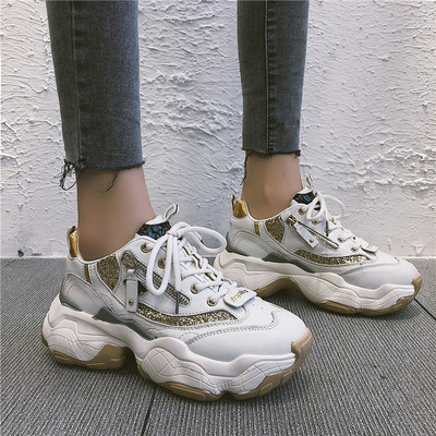 Tenisi de dama actuali cu talpa aspra intr-o culoare deschisa