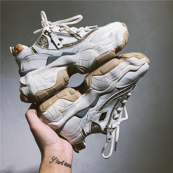 Tenisi de dama actuali cu talpa aspra intr-o culoare deschisa