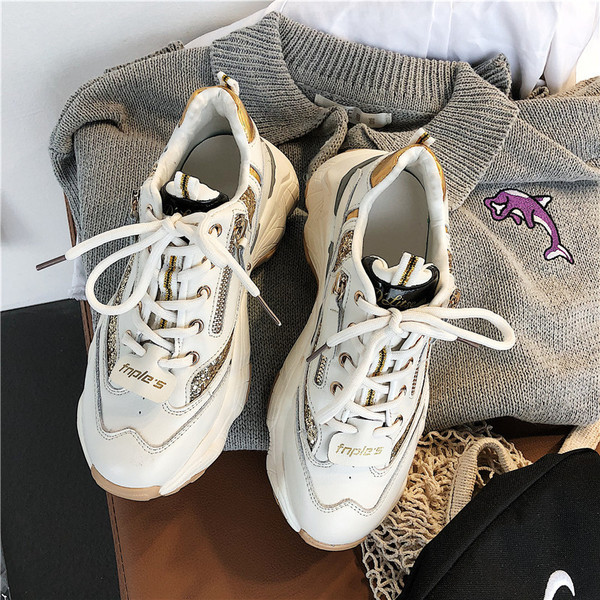 Tenisi de dama actuali cu talpa aspra intr-o culoare deschisa