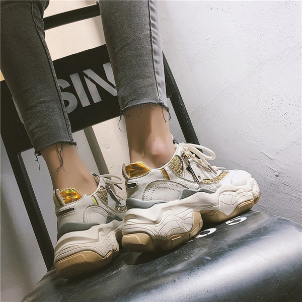 Tenisi de dama actuali cu talpa aspra intr-o culoare deschisa