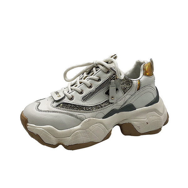 Tenisi de dama actuali cu talpa aspra intr-o culoare deschisa