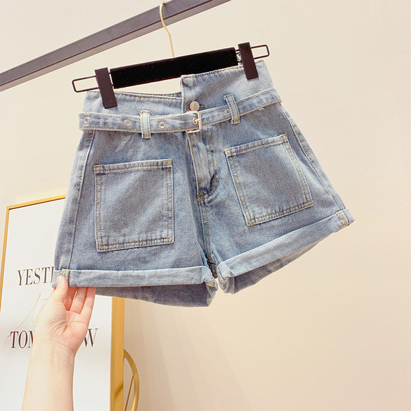 Női rövid farmernadrág kék övvel