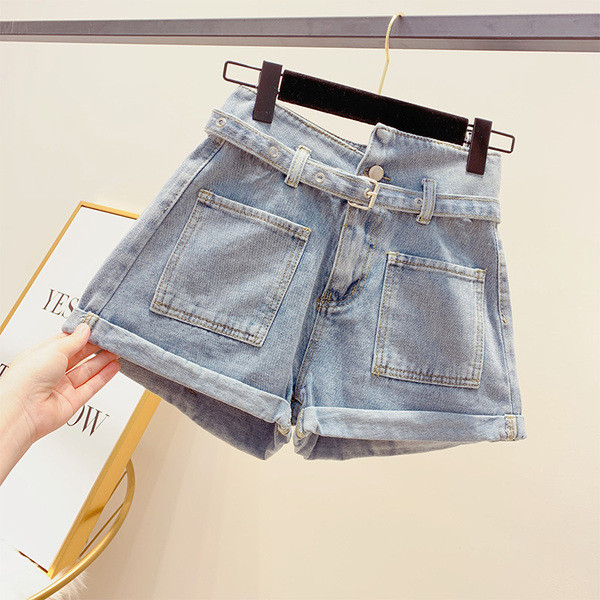 Női rövid farmernadrág kék övvel