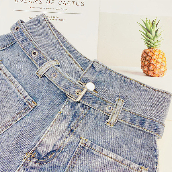 Női rövid farmernadrág kék övvel