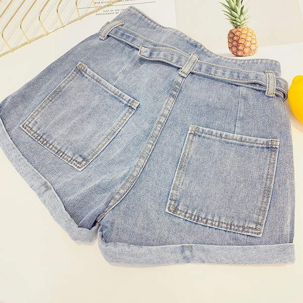 Női rövid farmernadrág kék övvel