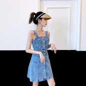 Női farmer ruha gombokkal és zsebekkel világos színben