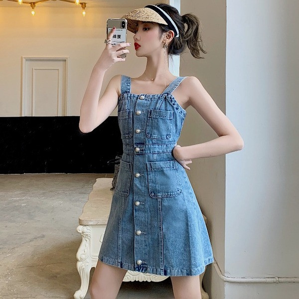 Női farmer ruha gombokkal és zsebekkel világos színben