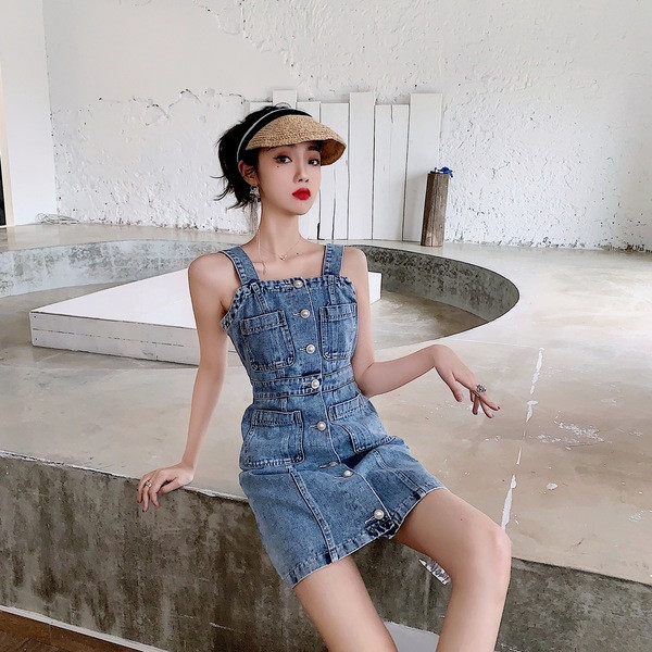 Női farmer ruha gombokkal és zsebekkel világos színben