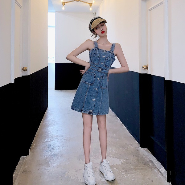 Női farmer ruha gombokkal és zsebekkel világos színben