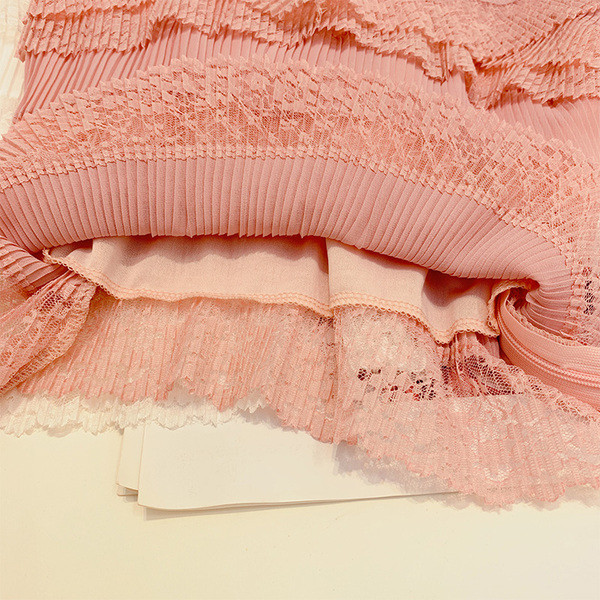 Női felső csipkével, három színben