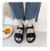 Modern női szandál fekete kövekkel