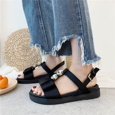 Modern női szandál fekete kövekkel