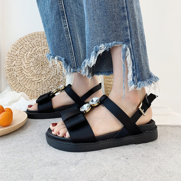 Modern női szandál fekete kövekkel