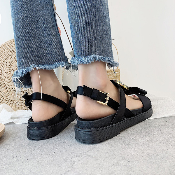 Modern női szandál fekete kövekkel